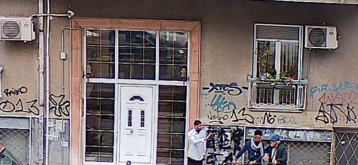 Άγιος Παντελεήμονας: Ληστεία ηλικιωμένου με σιδερένια βέργα - Βίντεο ντοκουμέντο