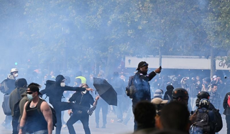 Γαλλία: Ένταση και 140 διαδηλώσεις κατά της ακρίβειας — η κριτική στον Μακρόν