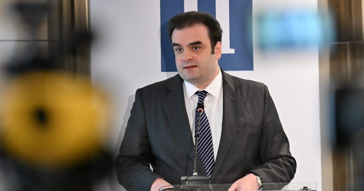 Αυστηρό μήνυμα Πιερρακάκη για τη Γαλλία — «Η βία δεν είναι ποτέ ανεκτή»