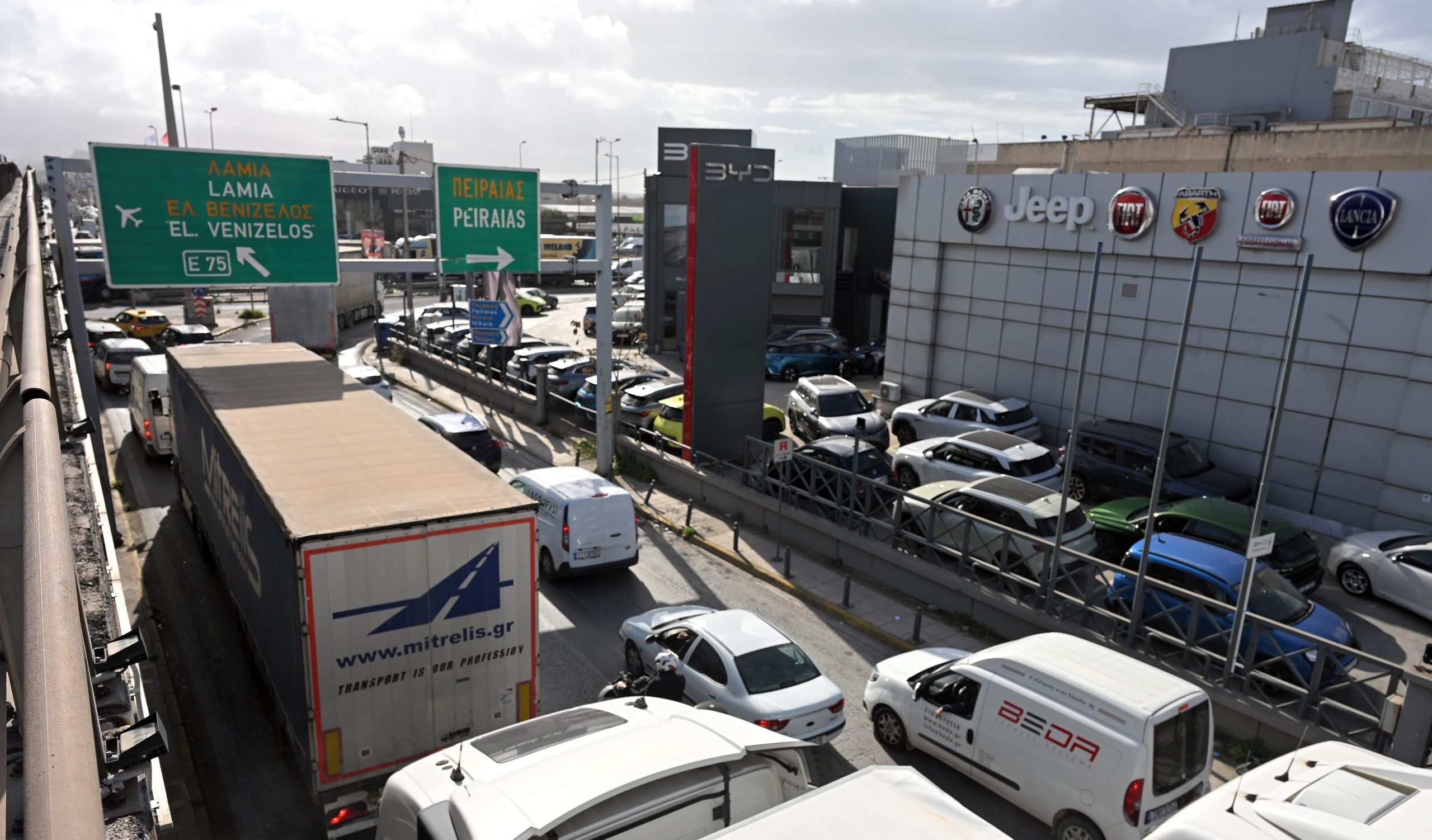 Τροχαίο στις Τρεις Γέφυρες: Μεγάλες καθυστερήσεις στον Κηφισό μετά από πρόσκρουση σε κολώνα